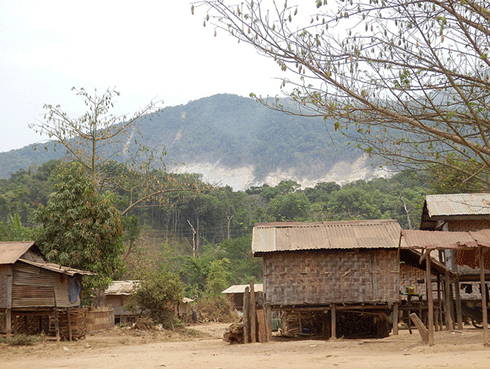 People in this temporary village on the Sekong River, Laos, were forced to move over 10 years ago for the construction of a large dam. The villagers will be forced to relocate yet again to higher ground as dam construction (visible in the background) advances. According to the NGO, International Rivers, compensation for the villagers’ losses has never been provided or promised, a problem that IIED says would be averted if dam owners adhere to the <a href="http://www.hydrosustainability.org/Protocol.aspx" target="_blank">Hydropower Sustainability Assessment Protocol</a>