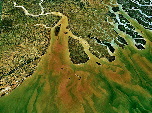 The Ganges delta, Bangladesh: Better management of groundwater resources will strengthen Bangladesh’s food security, which is threatened by the loss of productive land to seawater intrusion, the overuse of ground water resources from population pressure and an increase of floods and droughts due to climate change.